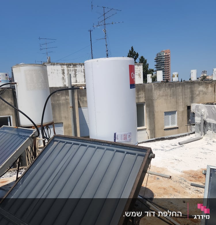 דודי שמש וקולטים על גג בניין